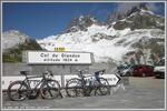 Auteur : Z, Commentaire : Le col du Glandon, au pied des Aiguilles de l'Argentière, encore bien enneigées pour une fin Juillet. Au fond à gauche, un monument en mémoire du maquis de l'Oisans.
