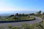 Montée : Vésuve depuis Torre del Greco, Commentaire : Les lacets de la route, au-dessus de la baie de Naples