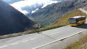 Montée : Furkapass depuis Realp, Commentaire : Vue sur les lacets du Grimsel par lequel passent les nuages poussés par le vent du Nord.