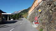 Montée : Gotthardpass depuis Airolo (via Tremola), Commentaire : A la sortie d'Airolo, avec la borne typique que l'on rencontrera tous les km