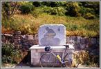 Author : MURAT, Comment : monument en hommage a Rene Vietto au sommet du Col de Brauss. 