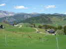 Auteur : Siberian Wolf 10, Commentaire : Mai 2017. Vue sur le lieu-dit 'Les Molliettes' avec ses fermes et ses élevages bovins de race 'Abondance' semble-t-il. Vue en face à droite sur le hameau de "Les Favrays" sur le versant nord du col des Saisies et le mont Reguet (1515m) au-dessus.