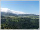 Montée : Col de la Croix Morand depuis Lac Chambon, Commentaire : Le col se trouve au milieu. Par murol on monte par la longue route que l'on distingue (photo prise depuis le rocher de l'aigle, dans la vallée de Chaudefour)