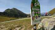 Author : FrançoisB69, Comment : Le panneau (malheureusement pollué de stickers) du col de Sarenne.
