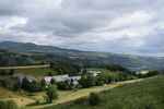 Montée : Rocher de l'Aigle depuis Chambon sur lac, Commentaire : Montmie, Chambon et le Puy de l'Angle, au pied de la dernière portion