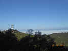 Author : Elki, Comment : vue sur Les relais hertziens et la mer de nuage après avoir emprunter la piste montant à droite de l'héliport.