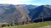 Montée : Station de Superbagneres depuis Bagneres de Luchon, Commentaire : en face dans le creux, c'est le col du Portillon et l'Espagne