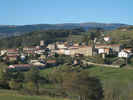 Auteur : Siberian Wolf 10, Commentaire : Photo téléchargée sur Wikimédia Commons (auteur: PBouchand): le village de Saint-Georges en Couzan après environ 9 km d'ascension. Au fond Pierre-sur-Haute (1631m).
