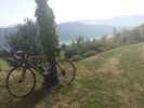 Auteur : Wally80, Reactie : Repos mérité pour la bicyclette qui a emmené son pilote jusque la sortie de Ontex...On aperçoit le Lac en dessous!