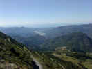 Auteur : Elki, Commentaire : Au sommet vue Sud Est avec au premier plan juste en dessous la route que l'on vient d'emprunter. Puis le village de Tourette du Château, ensuite la vallée (plaine) du Var se jetant dans la Méditerranée