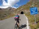 Montée : Passo di Gavia depuis Ponte di Legno, Commentaire : l'ancienne route, à gauche, ne peux se prendre qu'en VTT ... sinon, c'est le tunnel pas éclairé et à 10% ...