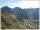 Author : CYCLOHC, Comment : Parapentiste au dessus du col, le 18/10/09
