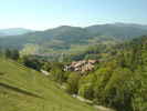 Auteur : Siberian Wolf 10, Commentaire : Septembre 2018. Vue plus bas sur une partie de la route effectuée jusqu'ici et le village de Hohrod. Un peu plus loin un autre village (Stosswihr peut-être).