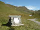 Auteur : Siberian Wolf 10, Commentaire : Photo téléchargée sur Wikimédia Commons (auteur: Anthospace): au col du Glandon (1924m), une plaque rappelant des combats entre le groupe mobile n°5 du maquis de l'Oisans et la Wehrmacht le 11 juillet, puis les 19-20 août 1944. En juillet, trahis par l'un des leurs, les résistants ont échoué sur une opération visant à voler des armes à Saint-Jean de Maurienne. Plus haut le col de la Croix de Fer (2065m) qui nous attend.
