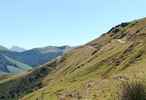 Auteur : lavilo, Commentaire : Depuis le col d'Arthaburu. Il reste environ 200 m de montée douce (à droite), puis la route redescend vers le col d'Irau (à gauche).