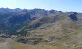 Auteur : Jean-pierre G, Commentaire : Depuis la cime de la Bonette, vue sur les sommets environnants. On distingue dans la vallée la route qui mène au col de la Moutière via Saint-Dalmas-le-Selvage.