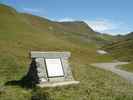 Auteur : Siberian Wolf 10, Commentaire : Photo téléchargée sur Wikimédia Commons (auteur: Anthospace): au col du Glandon (1924m), une plaque rappelant des combats entre le groupe mobile n°5 du maquis de l'Oisans et la Wehrmacht le 11 juillet, puis les 19-20 août 1944. En juillet, trahis par l'un des leurs, les résistants ont échoué sur une opération visant à voler des armes à Saint-Jean de Maurienne. Plus haut le col de la Croix de Fer (2065m) qui nous attend.