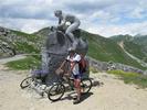 Auteur : CYCLOHC, Commentaire : Monument dédié au "Diablo" Marco PANTANI, au sommet du Col.