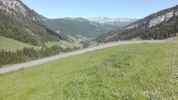 Montée : Col des Aravis depuis Thones, Commentaire : Col des Aravis : vue rétrospective vers La Clusaz. On voit le Plateau de Beauregard, le Mont Lachat de Thônes et le Suet. 