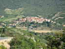 Montée : Château de Queribus depuis Cucugnan, Commentaire : Le village de Cucugnan vu du Grau de Maury.
