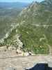 Montée : Château de Queribus depuis Cucugnan, Commentaire : Vue vers l'ouest depuis le château de Quéribus. On voit la route qui va du Grau de Maury au château. A l'arrière-plan, les Pyrénées. 