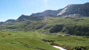 Montée : Col du Petit Saint-Bernard depuis Bourg Saint Maurice, Commentaire : La dernière ligne droite du col du Petit St Bernard vue du sentier qui va à Lancebranlette. A droite, l'ancien hospice. 
