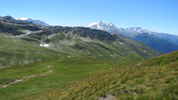 Montée : Col du Petit Saint-Bernard depuis Bourg Saint Maurice, Commentaire : La route du col après la station de La Rosière et avant l'arrivée à l'hospice. En arrière-plan, le glacier de la Sassière (à gauche) et le Mt Pourri (au centre). Photo prise depuis le sentier qui va à Lancebranlette. 