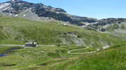 Montée : Col du Petit Saint-Bernard depuis Bourg Saint Maurice, Commentaire : L'approche de l'hospice du Petit St Bernard. En arrière-plan, le col de la Traversette qui peut se faire à VTT. 