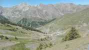 Montée : Col d'Allos depuis Colmars, Commentaire : On voit une bonne partie de la route qui monte depuis la Foux-d'Allos et en arrière-plan, la montagne des Trois Évêchers.