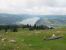 Montée : Col de Landoz-Neuve depuis Les Charbonnières, Commentaire : Le lac de Joux et le lac de Brenet vus de la Dent de Vaulion. A droite, on voit le départ de la route du col de Landoz-Neuve. 