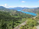 Montée : Col Saint-Jean depuis Espinasses, Commentaire : Belvédère sur le lac de Serre-Ponçon, peu après avoir quitté la route de Barcelonnette. 