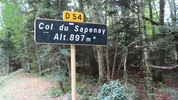 Montée : Col du Sapenay depuis La biolle, Commentaire : Le panneau du col quand on vient de Cessens. 