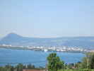 Montée : Col de Bluffy depuis Chavoire, Commentaire : Annecy et son lac. En arrière-plan, la Mandallaz. La photo est prise à la sortie de Veyrier quand on est déjà sur la route du col. 