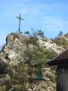 Montée : Col de Matafelon depuis Thoirette, Commentaire : Col de Matafelon : la croix sur le rocher derrière l'église.