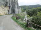 Montée : Col du Coda depuis La Chapelle sur Furieuse, Commentaire : Passage étroit sous la falaise. 