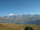 Montée : Col du Joly depuis Beaufort, Commentaire : Le Mont-Blanc et le col du Joly (au centre de la photo) vu depuis le Mont Clocher au-dessus d'Hauteluce. Sur la droite, on voit le barrage de la Girotte.