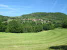 Montée : Col de Fay depuis Saint Sorlin en Bugey, Commentaire : Vue sur le village de Souclin. Le col de Fay est dans la petite dépression sur la ligne de crête, au-dessus du village.