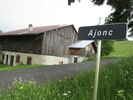 Montée : Chalets d'Ajon depuis Villard, Commentaire : Encore une centaine de mètres avant d'atteindre le bout de la route. Ce chalet est très caractéristique des constructions locales avec son soubassement en pierre, et la partie supérieure en bois. 