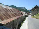 Montée : Fouillouze depuis Saint Paul sur Ubaye, Commentaire : Traversée du hameau de Grande Serenne. Les toits de tôle rouillée ne témoignent pas d'une grande prospérité. 