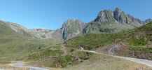 Montée : Col du Tourmalet depuis Luz Saint Sauveur, Commentaire : Le col vu depuis les lacets au-dessus de la station de Barèges. 