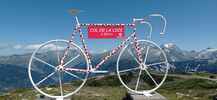 Montée : Col de la Loze depuis Brides les Bains, via Méribel, Commentaire : Derrière le vélo, le Grand Bec (3398 m) et la Grande Casse (3855 m).