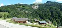 Montée : Col de la Colombière depuis Le Grand Bornand, Commentaire : Chalets typiques de la vallée, avec leurs toits en tavaillons. 