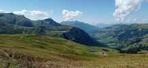 Montée : Col du Joly depuis La Pierre, Commentaire : Au col, vue vers l'ouest avec la montagne d'Outray, le barrage de la Girotte, le Mont Mirantin et le vallon d'Hauteluce. 