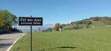 Montée : Col des Ayes depuis Tencin, Commentaire : Le beau panorama du sommet. A droite du panneau, Chamechaude (2082 m) et la Dent de Crolles (2062 m).
