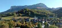 Montée : Col du Granier depuis Saint Pierre d'Entremont, Commentaire : Sous les falaises du Granier, le village d'Entremont le Vieux photographié en montant au col de la Cluse. 