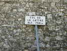 Montée : Col de la Lattaz depuis Saint-Genix-les-Villages, Commentaire : Le col est signalé par ce panneau posé contre le mur d'une grange.