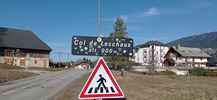 Montée : Col de Leschaux depuis Pont Detrier, Commentaire : Le panneau sommital, où on voit aussi que le col de Leschaux est un col habité.