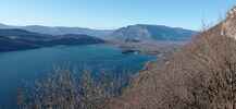 Auteur : Pierre-joseph G, Commentaire : Le lac du Bourget et le Grand Colombier vus depuis le virage qui précède le tunnel. 