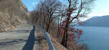 Auteur : Pierre-joseph G, Commentaire : A mi-parcours, belvédère exceptionnel sur le lac du Bourget. On reconnait bien la Dent du Chat de l'autre côté du lac. 