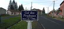 Montée : Col des Pradeaux depuis Saint Antheme, Commentaire : Un col habité, mais avec beaucoup de maisons fermées. 